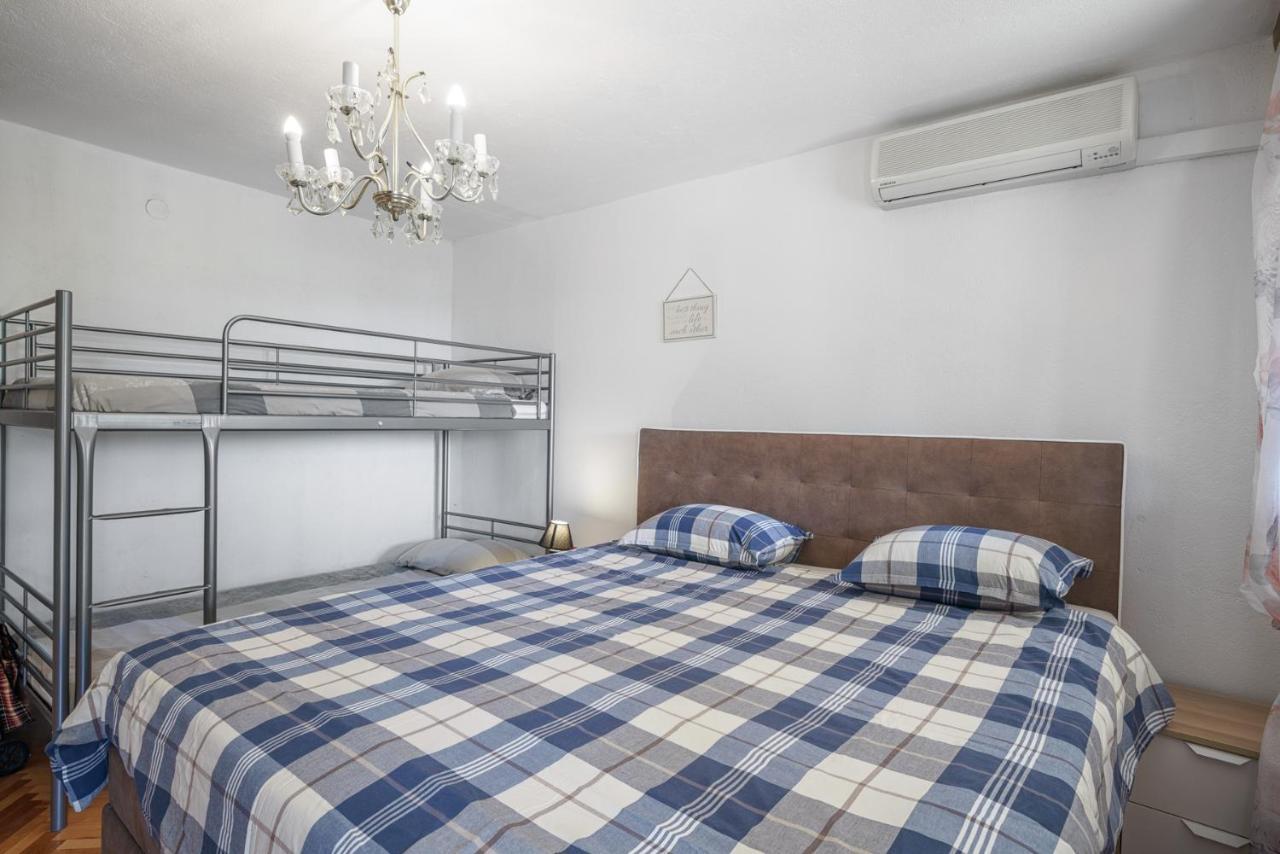 Apartments The Heart Of Croatia Pirovac Bagian luar foto