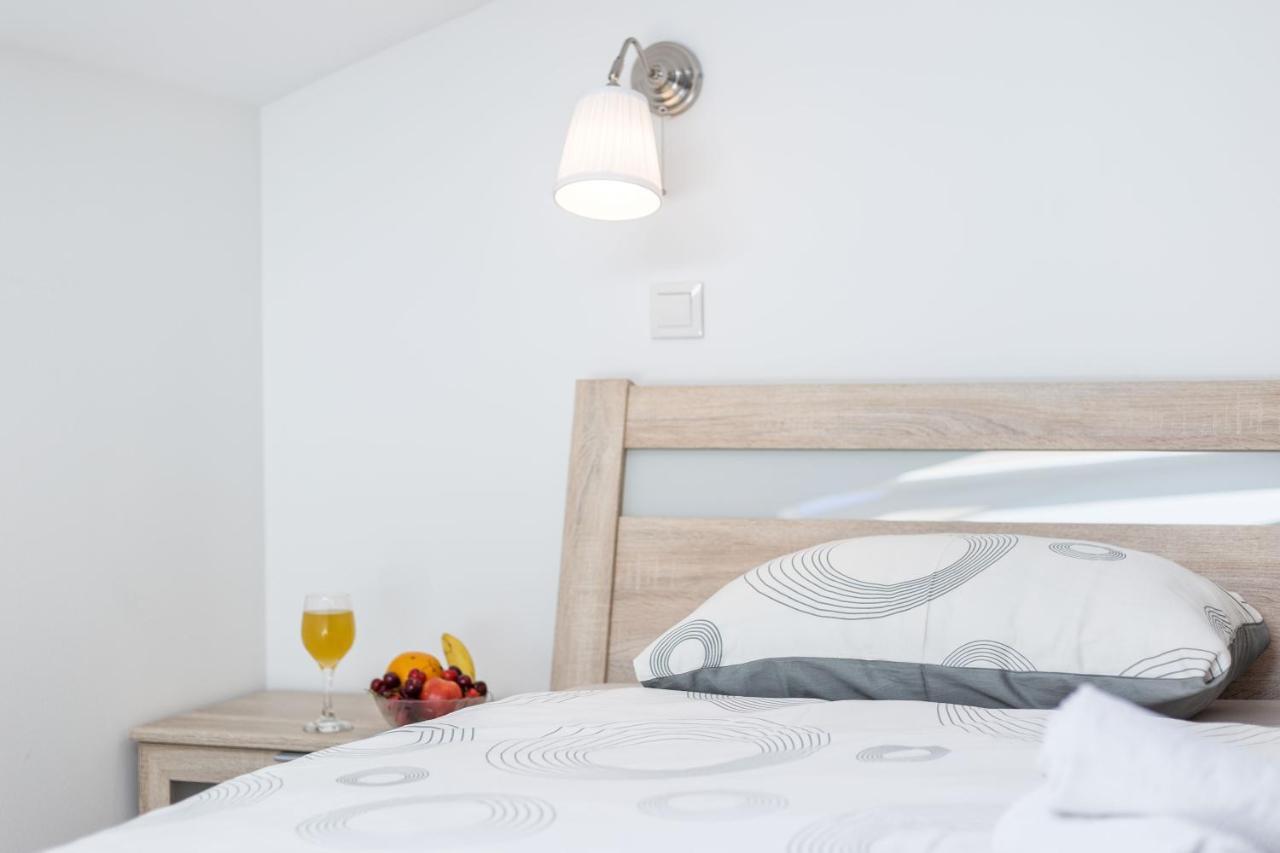 Apartments The Heart Of Croatia Pirovac Bagian luar foto